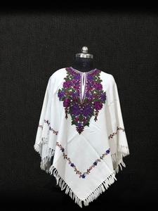 Poncho-châle en laine brodé Aari du Cachemire pour femme, motif floral, fait main, enveloppement d'hiver de luxe, cape en laine brodée du Cachemire - Product Image 2