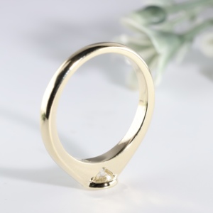 Anillo de compromiso de diamantes de corte redondo Elite Gold, anillo de boda clásico con engaste de bisel, joyería fina minimalista para mujer - Product Image 3