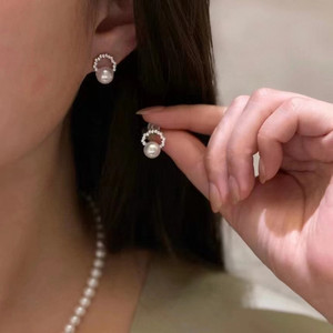 Pendientes de Perlas Naturales Elegantes y Refinados de 10-11 mm, Redondos e Impecables con Incrustaciones de Plata S925 Chapada en Oro - Product Image 3