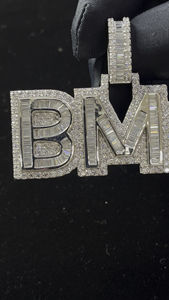 จี้ห้อยคอเงินแท้ 925 ประดับมอสซาไนต์ทรงบาแกตต์ คุณภาพ VVS/D งานขัดเงาสูง สไตล์ฮิปฮอป ผลิตในอินเดีย ชุดสำหรับทั้งชายและหญิง พร้อมสลักอักษรย่อตามสั่ง - Product Image 2