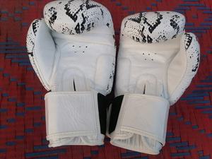 Guantes de Boxeo MMA Blancos de Cuero PU con Diseño de Serpiente, Logotipo Personalizado, Protección UV, Cierre de Velcro para Entrenamiento Profesional - Product Image 5
