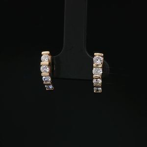 Boucles d'oreilles huggie à quatre pierres en diamant rond cultivé en laboratoire, or massif 14 carats, bijoux surprise pour femme, cadeau pour un mariage - Product Image 5