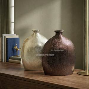 Vase en métal de forme organique moderne, texturé, couleur champagne argenté et bronze, vase bouteille, vase galet minimaliste nordique, décoration de luxe pour la maison - Product Image 1