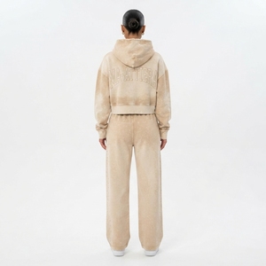 Conjunto de Sudadera Corta Beige con Lavado Ácido y Pantalones Jogger de Pierna Ancha para Mujer, de Algodón y Felpa con Pedrería, Venta al por Mayor OEM - Product Image 2