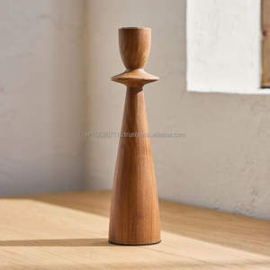 Portavelas de madera artesanal para decoración del hogar que crea un ambiente cálido y brillante en los espacios habitables. - Product Image 3