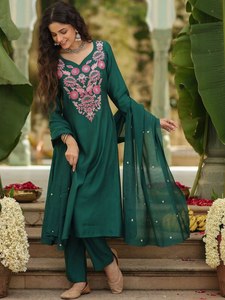 Kurti Anarkali en tissu rayé de viscose pure style Rajasthani avec broderies de sequins lourdes, conçu pour les femmes soucieuses de la mode actuelle - Product Image 2