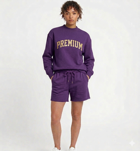 Ensemble de salon pour femmes avec haut à col montant et short décontracté, en tissu léger et respirant, style moderne et confortable pour tous les jours - Product Image 1