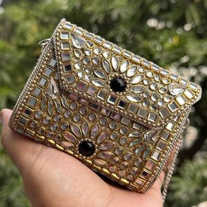 Sac de rangement chic en métal Kundan, pochette de soirée de luxe en cristal pour femme, collection mariage et fête - Product Image 1