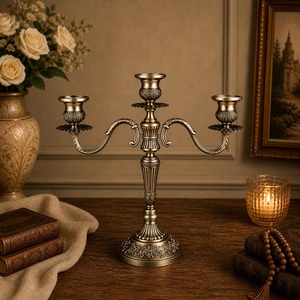 Elegante candelabro de latón de cinco brazos con diseño ornamentado para decoración del hogar al mejor precio - Product Image 4