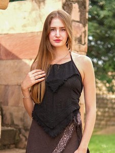 Top corto bohemio de algodón crudo con cuello halter, dobladillo en V deshilachado a mano y superposición geométrica texturizada. Top sin mangas de algodón transpirable. - Product Image 2