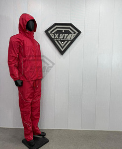 Ensemble coupe-vent rouge personnalisé haut de gamme avec surpiqûres réfléchissantes, veste à capuche, short et bas de jambe, vêtements de sport par le fabricant Oxytag - Product Image 4