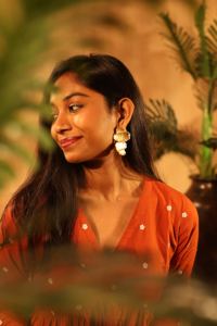 Boucles d'oreilles pendantes de luxe en forme de pétale doré, fabriquées à la main pour femmes, bijoux légers et élégants, laiton plaqué or, cadeau en argent sterling - Product Image 6