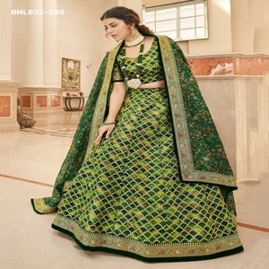 Conjunto de lehenga verde con diseño de línea A, de seda artística con bordado de hilo Zari-Dori y lentejuelas, con patrón festoneado en toda la prenda, para uso ocasional. Exportador indio. - Product Image 1