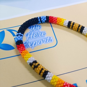 WE HERE EXPORTS Porte-clés de poignet tendance pour femme, fait main, avec perles imitation perle et pierres, à insérer dans les ongles, cadeau, bleu, rouge, jaune - Product Image 5