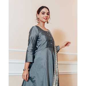 Ensemble de costume en satin gris sauge, taille XS, haut à manches trois-quarts - Product Image 2