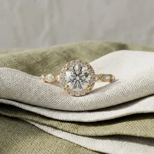 Anillo de Diamante Sintético de Corte Muy Bueno - Product Image 1