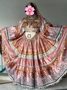 ชุดเดรสแบบดั้งเดิมของชาวคูชีสีชมพูสุดหรูหรา พร้อมเสื้อปักลายอย่างประณีตและกระโปรงบานทรงใหญ่ ตัดเย็บด้วยมืออย่างประณีตสไตล์ชาติพันธุ์ - Product Image 4