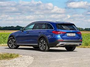 Mercedes-Benz C 200 T 2024 – Break de luxe avec confort, efficacité et technologie haut de gamme - Product Image 3
