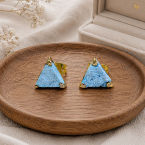 Pendientes de tuerca triangulares de turquesa |   Pendientes de Piedras Preciosas con Baño de Oro |   Pendientes Minimalistas para Uso Diario, Regalo para Ella - Product Image 1