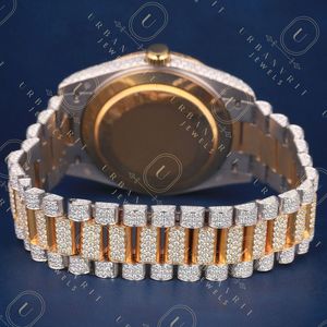 Reloj mecánico artesanal de acero inoxidable con lectura analógica, movimiento automático, diamantes moissanita de corte redondo, claridad VS VVS EF - Product Image 3