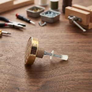 Bouton de meuble rond en laiton avec base en bois, style traditionnel, pour poignée de meuble de cuisine, design durable - Product Image 5