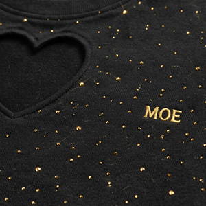 Blusa Corta Personalizada con Pedrería y Abertura en Forma de Corazón para Mujer, Camisa Oversize de Algodón Pesado con Detalles de Bordado Dorado, ODM - Product Image 4