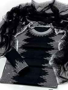 Elegante Vestido Pakistaní para Mujer para Eid con Hermosos Bordados y Pedrería y Dupatta a Juego, Listo para Usar - Product Image 5