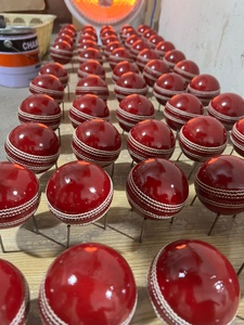 Balles de cricket rouges de haute qualité, tailles homme, femme et enfant - Product Image 3
