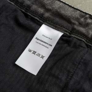 Étiquettes tissées écologiques à col carré pour vêtements, étiquettes textiles personnalisées avec bords découpés au laser, impression sérigraphique - Product Image 4