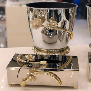 กล่องใส่กระดาษทิชชูทรงสี่เหลี่ยมผืนผ้า ดีไซน์ลายดอกไม้เงางาม ผลิตจากสแตนเลสและทองเหลือง อุปกรณ์ตกแต่งห้องน้ำและของตกแต่งบ้านอื่นๆ - Product Image 1