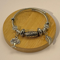 Bracelet à breloques exclusif fait à la main en acier inoxydable inspiré de la mode offrant une harmonie d'espoir-Design unique disponible uniquement dans notre magasin