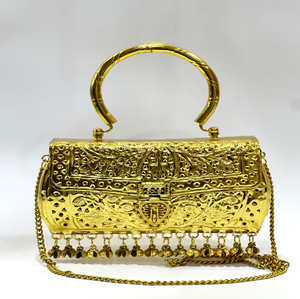 Exclusivo bolso de mano de latón bicolor con un patrón floral diagonal y dijes de campana en la parte inferior, disponible a precios de mayorista. - Product Image 5