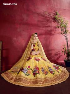 ชุดเลเฮนกา-โชลีและผ้าคลุมไหล่ลายดอกไม้พิมพ์ดิจิทัล ประดับเลื่อมและมุก ดีไซน์หรูหรา ผลิตจากผ้าไหมอาร์ตซิลค์ พร้อมจำหน่ายทั่วโลก - Product Image 5