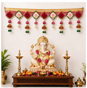 Toran indien traditionnel avec des pompons perlés de lotus rose et des broderies dorées pour la décoration de la maison à l'occasion de Diwali, à suspendre à l'entrée - Product Image 4