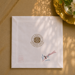 L'embroidery audacieux de homard ajoute une touche de luxe côtier et crée une impression durable pour les réceptions de fruits de mer. - Product Image 1