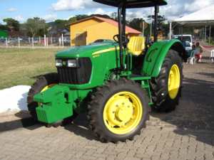 รถแทรกเตอร์ดีเซล John Deere รุ่น 5055E กำลัง 55 แรงม้า ขับเคลื่อน 4 ล้อ พร้อมพวงมาลัยเพาเวอร์ ใช้ในงานเกษตรกรรม  รองรับการติดตั้งอุปกรณ์ตักดิน เหมาะสำหรับงานหนักในไร่นา - Product Image 3