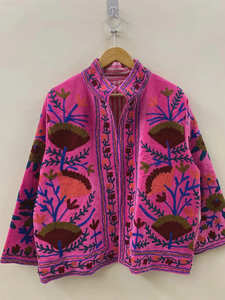 Abrigo bohemio Suzani de terciopelo suave con forro de algodón a rayas bordado floral Chaleco de invierno hecho a mano de tamaño libre - Product Image 2