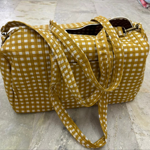 Sac de voyage matelassé en coton imprimé artisanal, léger, durable, portable, avec rembourrage, pour le sport et les week-ends - Product Image 1