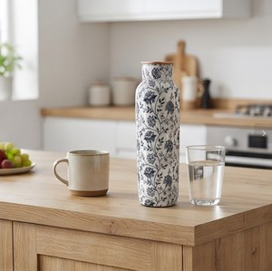 Botella de agua reutilizable de cobre con estampado floral y tapa de rosca, con acabado de calidad premium y beneficios para la salud ayurvédica. - Product Image 5