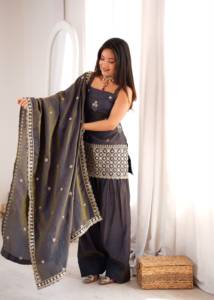 Conjunto de diseñador listo para usar: Top y dupatta de tela de seda Vichitra con bordado de lentejuelas, trabajo Dori y Jari, y pantalón Farshi Salwar. - Product Image 3