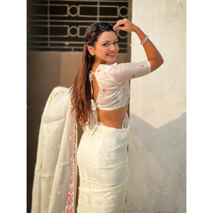 Sari blanc pur brodé avec des motifs floraux multicolores et une bordure ajourée pour les mariages - Product Image 4