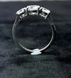 Vente flash - Bague à trois pierres en moissanite argentée avec serti à griffes, design personnalisé, pour fiançailles, anniversaire, célébrations et occasions spéciales - Product Image 4