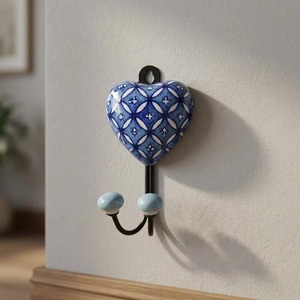 Crochet mural en céramique en forme de cœur avec motif bleu, 2 crochets, style vintage, porte-manteau fait main pour le rangement des vêtements - Product Image 1