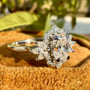 Anillo de halo ovalado de lujo con detalles de diamantes cultivados en laboratorio inspirados en hojas, diseño nupcial atemporal con brillo brillante. - Product Image 2