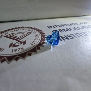 เพชรทรงหัวใจ 1.5 กะรัต สีฟ้าสดใส VS1 เพชรเพาะเลี้ยงในห้องปฏิบัติการ รับรองโดย IGI เพชรเม็ดเดี่ยว - Product Image 2