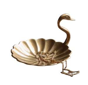 Plateau à bijoux de luxe en forme de cygne doré, design artistique en métal, organisateur de vanité décoratif, plateau de table pour bagues et boucles d'oreilles - Product Image 1