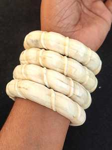 Brazalete de Hueso Tallado, Forma Circular, Joyería Artesanal Natural, Hecho a Mano, Pulido, Tono Blanco Marfil - Product Image 3