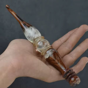 Gancho de Crochet Profesional Hecho a Mano de Madera y Resina para Entusiastas del Tejido, con Deslizamiento Suave y Fabricación Resistente y Duradera - Product Image 1