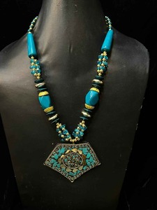 Collier en résine fait main |   Pendentif floral artistique |   Cadeau mignon pour petite amie - Product Image 1