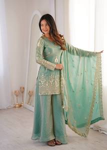 Robe Anarkali traditionnelle indienne et pakistanaise pour femmes, de couleur vert menthe, brodée, longue jusqu'au sol, avec bordure dorée, tenue de mariage - Product Image 4